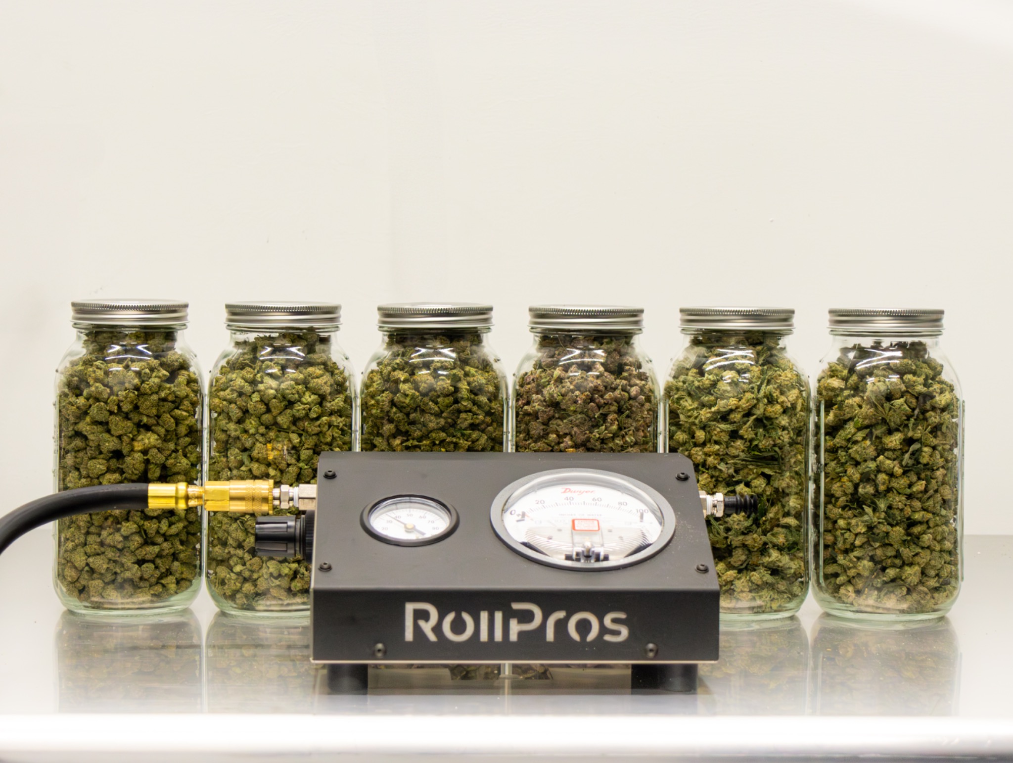 RollPros pressure gauge with flower jars